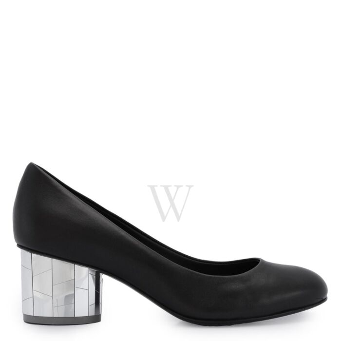 Salvatore Ferragamo Ladies Vara Bow Pump Shoe in Black, Brand Size